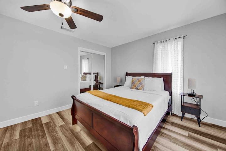 Chumba kikuu cha kulala kilicho na kitanda cha ukubwa wa King, kabati na skrini mahiri ya televisheni. 