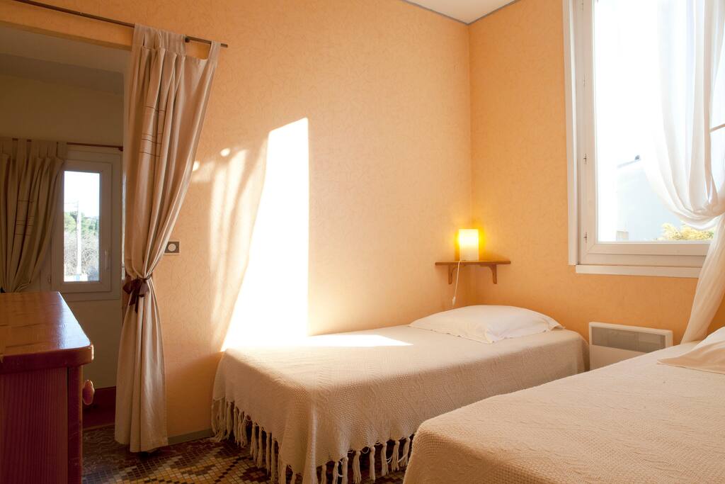 une chambre ou il fait bon se reposer sous la lumière du soleil