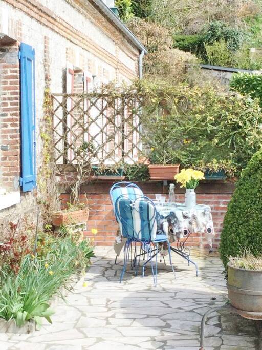 Grande terrasse exposée Sud avec très grand barbecue extérieur