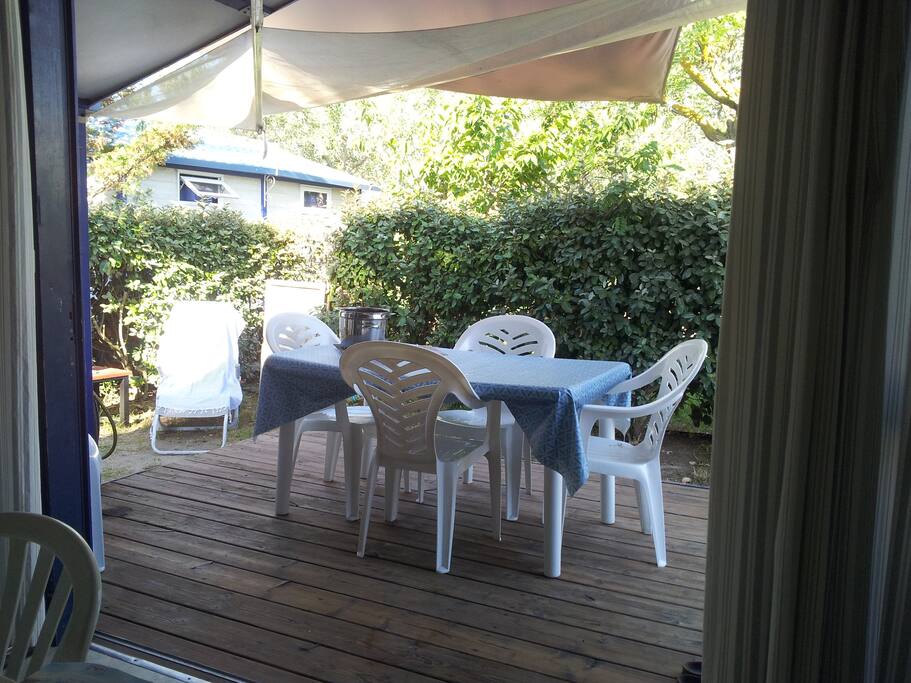 La terrasse semi-couverte, ombragée et sans vis à vis
