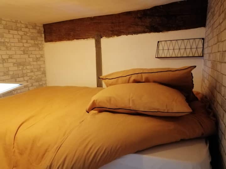 Ანტრესოლი კომფორტული და მყუდრო საწოლით 