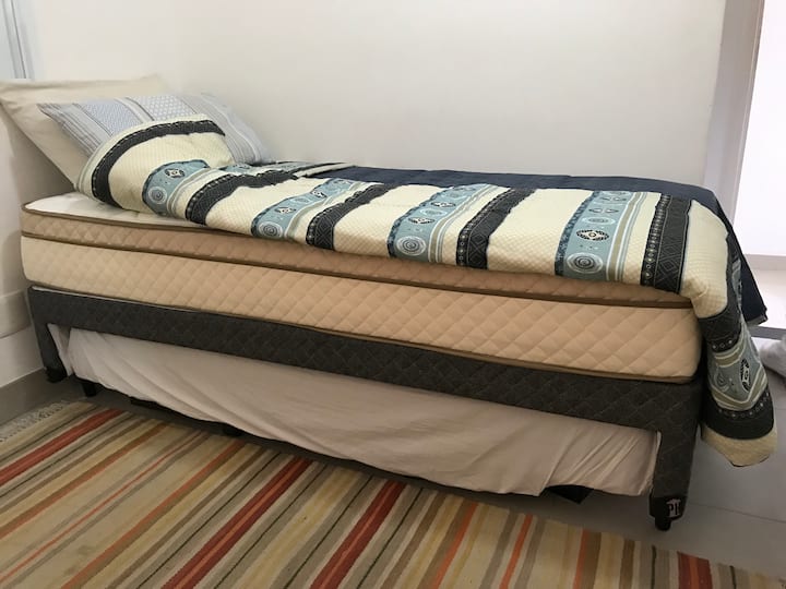 חדר שינה 2.  
צבע הקיר לבן בעבר ועכשיו הוא אפור בדיוק כמו בתמונות האחרות. 
יכול לשמש כ -2 מיטות יחיד. 
יכול לשמש כמיטה זוגית.