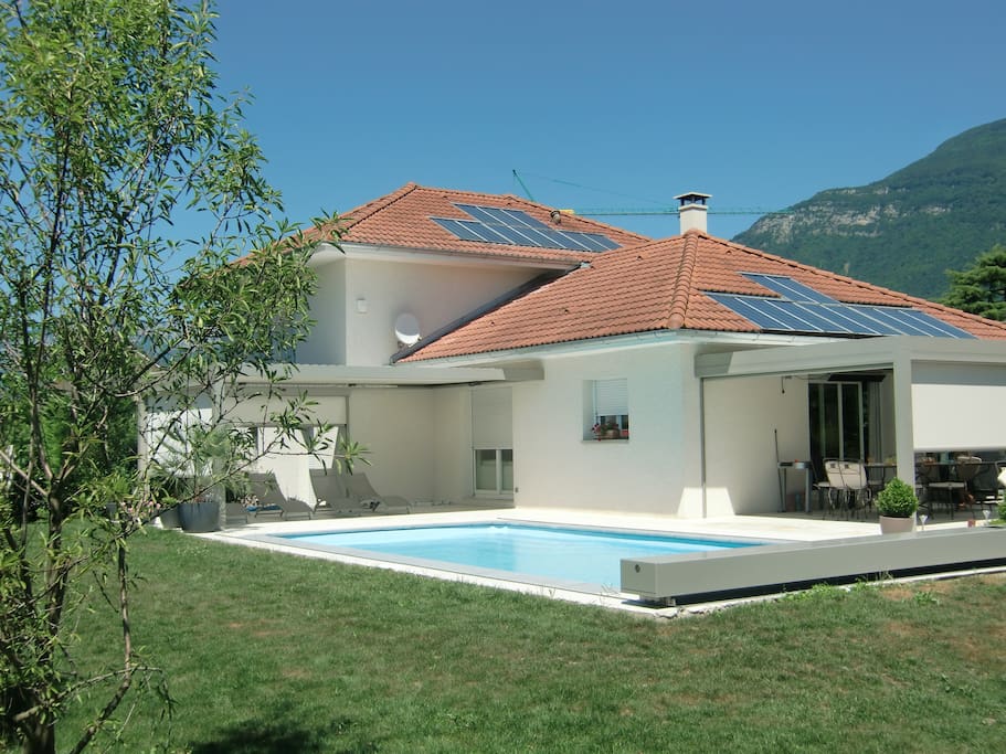vue d'ensemble avec 2 terrasses de 24 et 30m2
chaque terrasse est équipé d'une pergola bioclimatique afin de se protéger d'un soleil si besoin