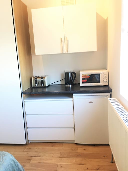 Kitchenette (no cooker)