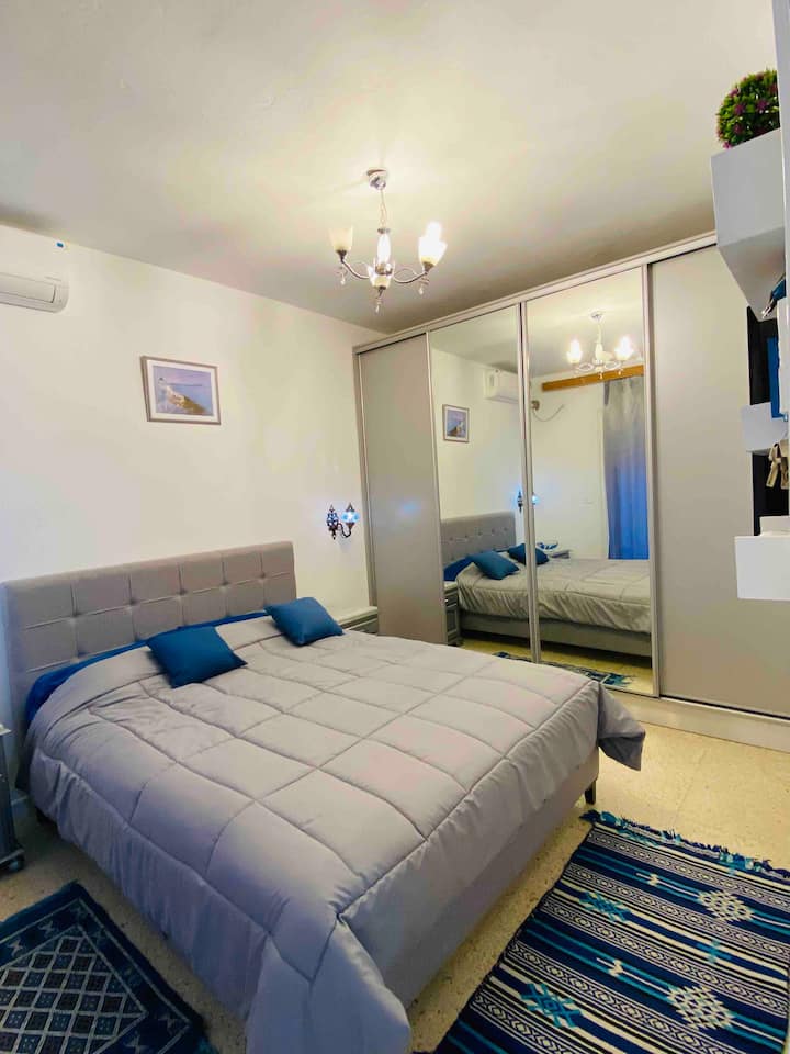 غرفة نوم مع إمكانية الوصول إلى السطح