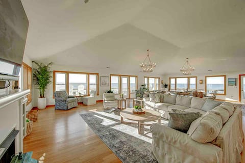 9 Bed Oceanfront in OBX w/ Pool & 2 Hot Tubs