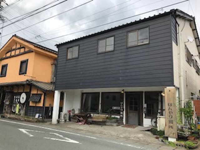 【Buzzy place: Mon-Tuki-】 People stay in front of Aso Shrine
