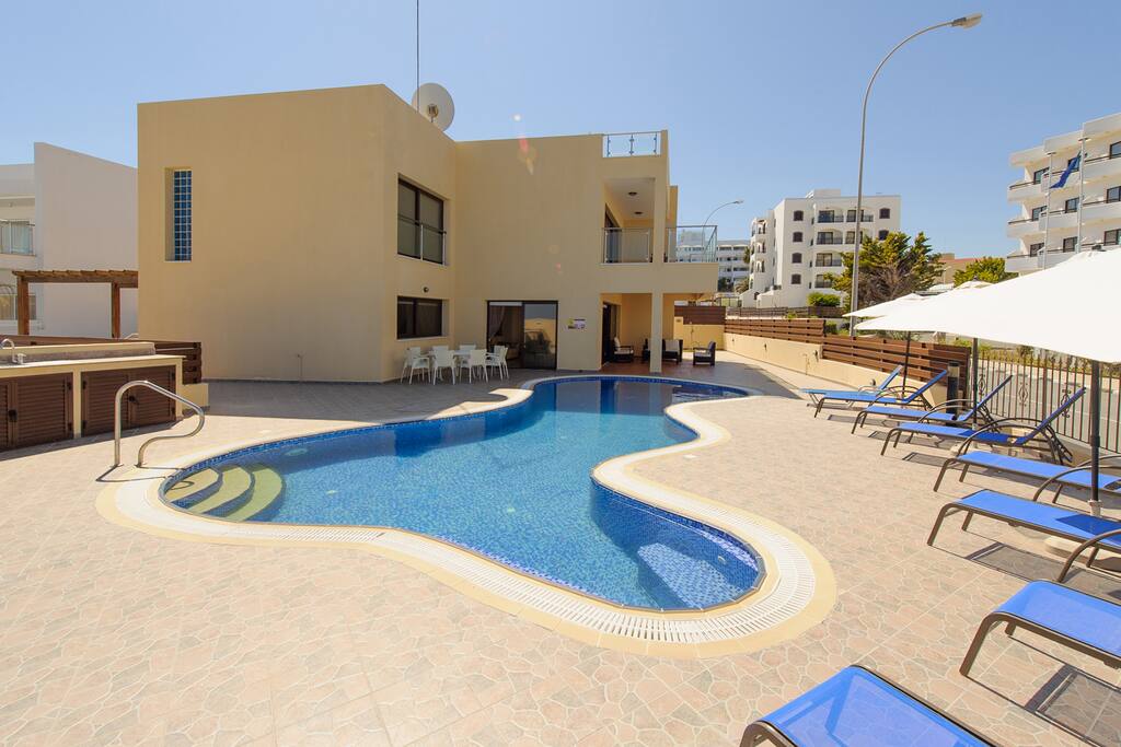 Swimming Pool & Lounge Area
