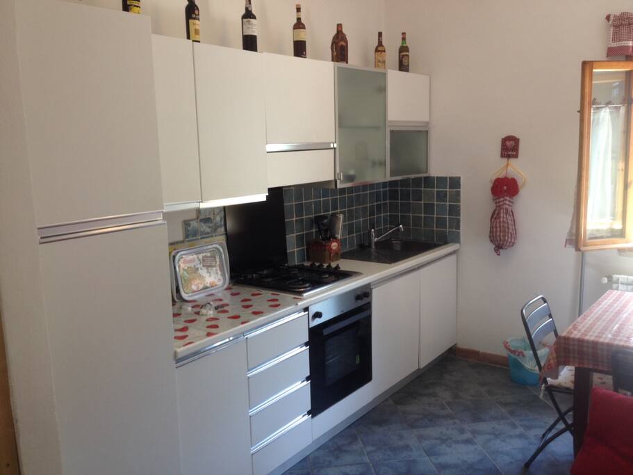 Cucina con forno ventilato e lavastoviglie