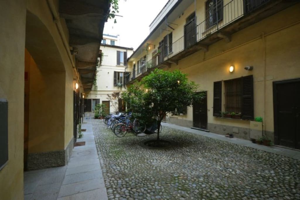 cortile con posto bici