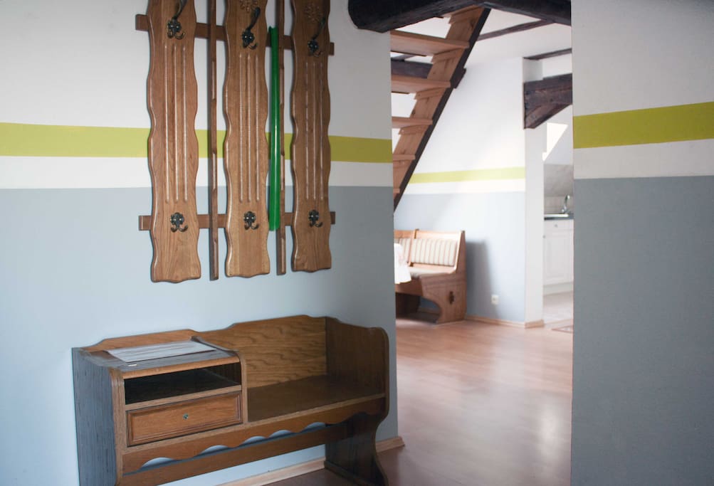 Wohnungseingang, links befindet sich eine Sitzecke, rechts geht es ins Wohnzimmer und zum Balkon, geradeaus zur Küche, Badezimmer und den Schlafzimmern