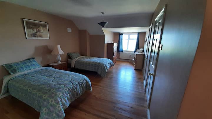 BED ONLY: Twin ensuite bedroom with sea view.
