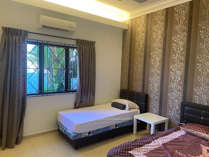 Втора спална соба = 1 брачен кревет (широк 180-220 см) + 1 единечен 