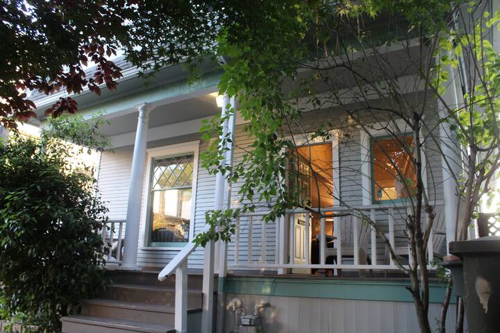 Capitol Hill Estate gallery image 3