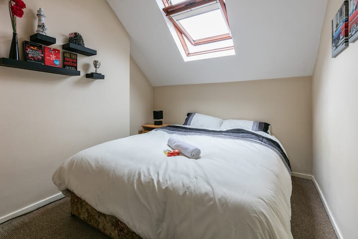 Cosy single bedroom, QUB near Centre. (Max. 2 ppl)