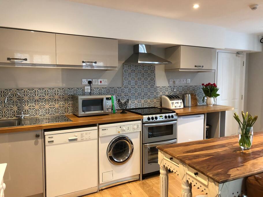 Fully equipped kitchen with iroko work surfaces, a freestanding island unit and plenty of space – everything you need for the perfect stay!