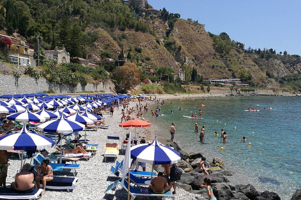 La spiaggia si trova a soli 100mt dalla struttura