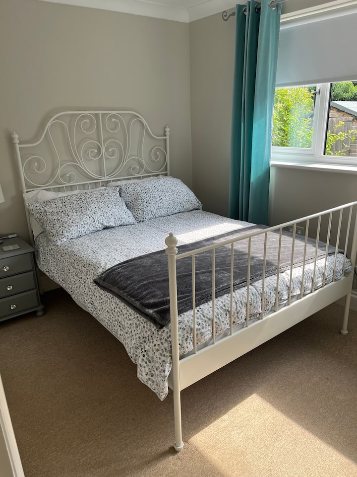 2. spavaća soba - dobro osvijetljena i prozračna s bračnim krevetom
