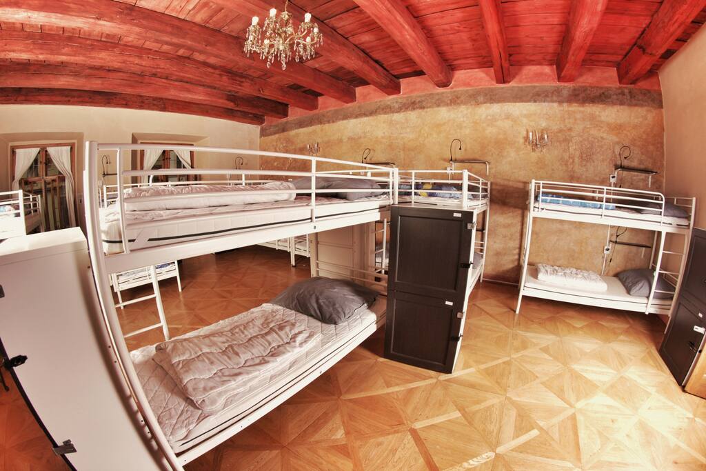 16 bed room