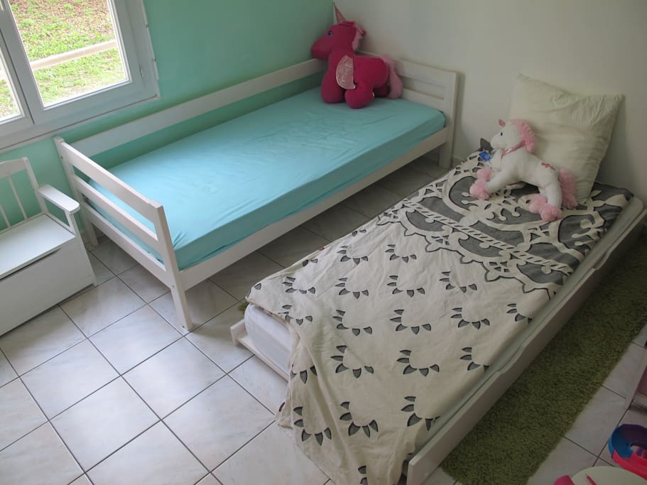 chambre isolée avec deux lits individuels