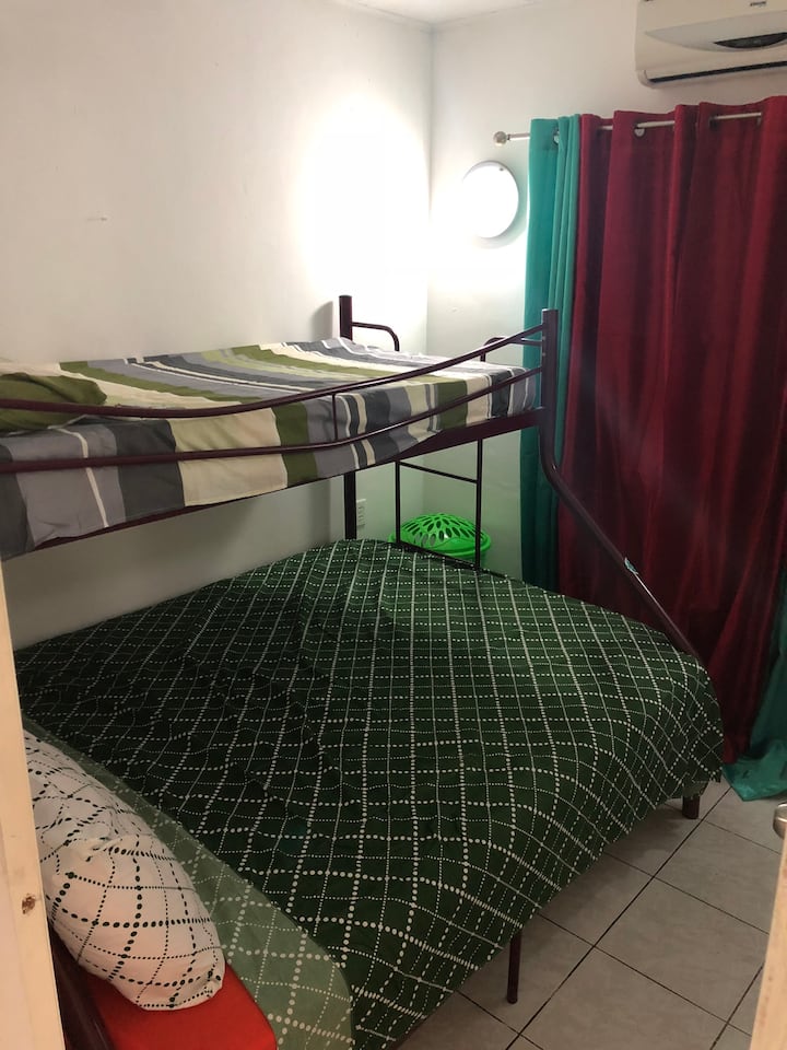 带智能电视和空调的第三卧室 