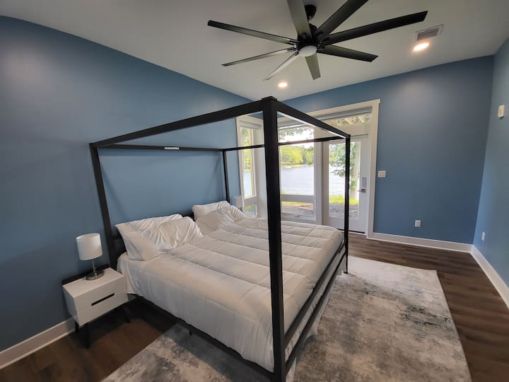 1号卧室有一张加大双人床，配备高端14英寸混合凝胶记忆泡沫床垫、两个床头柜、设计师带封闭/薄窗帘、55英寸Roku智能电视、直接进入露台、步入式衣橱、休息区和直接通往卫生间1。