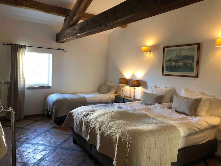 In the main bedroom there is a king size (180X200 cm) and a 1 person bed (90X200 cm)