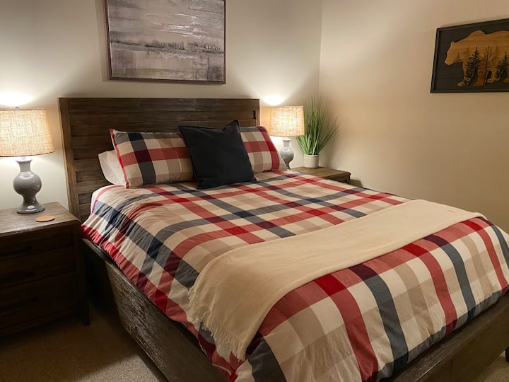 ชั้นล่างของห้องนอนหน้าต่างมองออกไปด้านหน้าของบ้าน