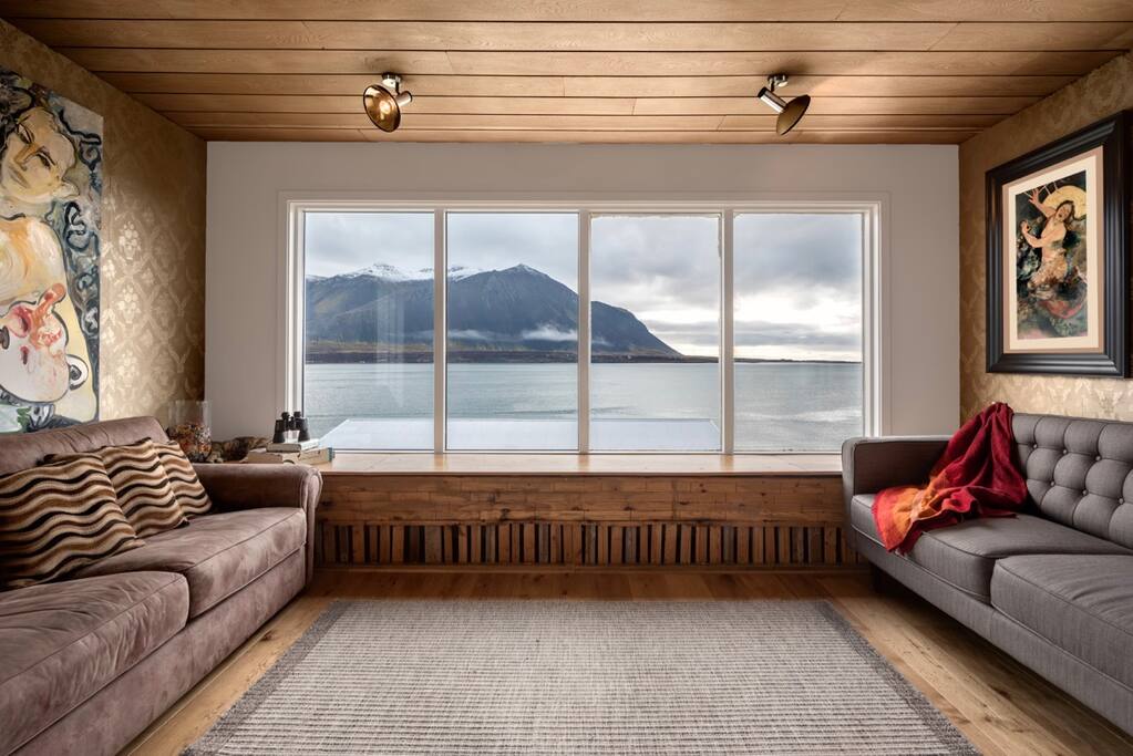 Views from the shared living room overlook the glaciers Ok and Langjokull, Mt. Skessuhorn, Mt Hafnafjall and the Faxafloi Bay and Atlantic Ocean. The views are 180 degrees and are spectacular in all weather and seasons.