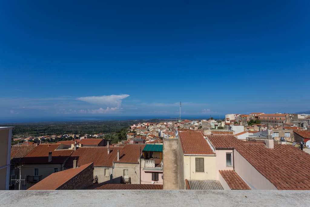 dalla terrazza vedo i tetti delle case e il mare