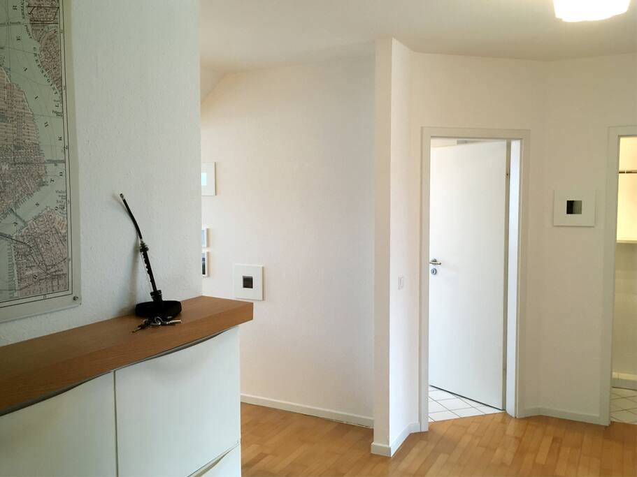 Blick vom Eingang: Links geht’s zum Essbereich, daneben zur Küche und rechts zum Gäste-WC.