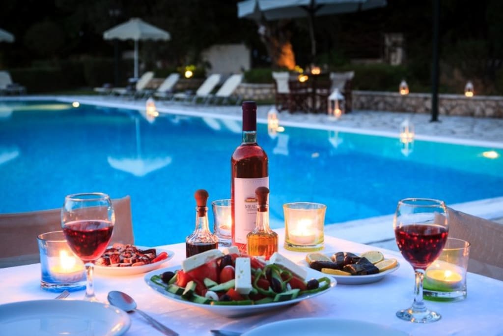 Znakomita kuchnia bałkańska. Trzy różne restauracje na terenie kompleksu.