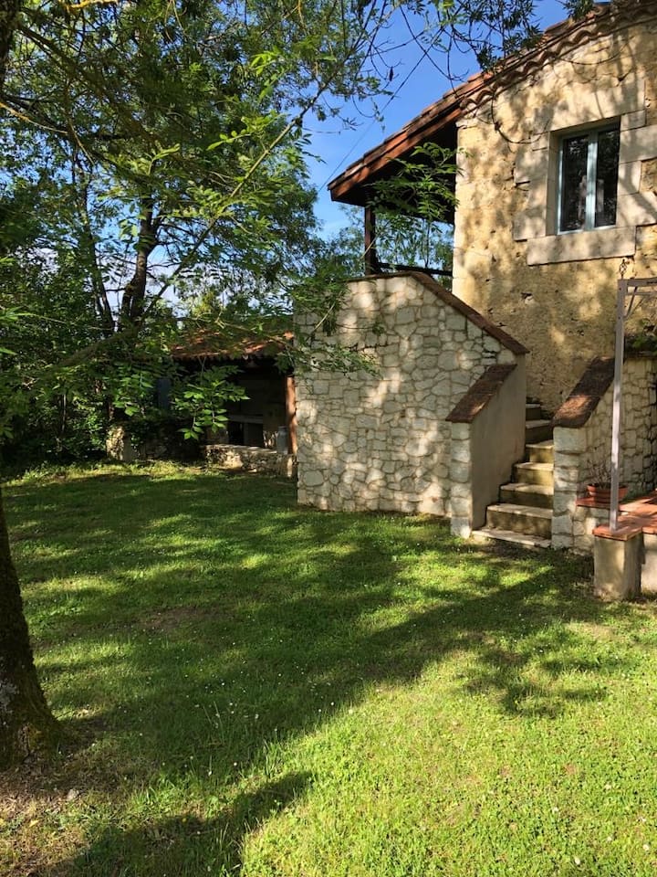 Escalier donnant à la chambre 2  à l'étage.
A gauche kiosque avec cuisine toute équipée et coins repas ( 1 table pour 4 pers et 1 table pour 10 pers) à disposition des locataires .
