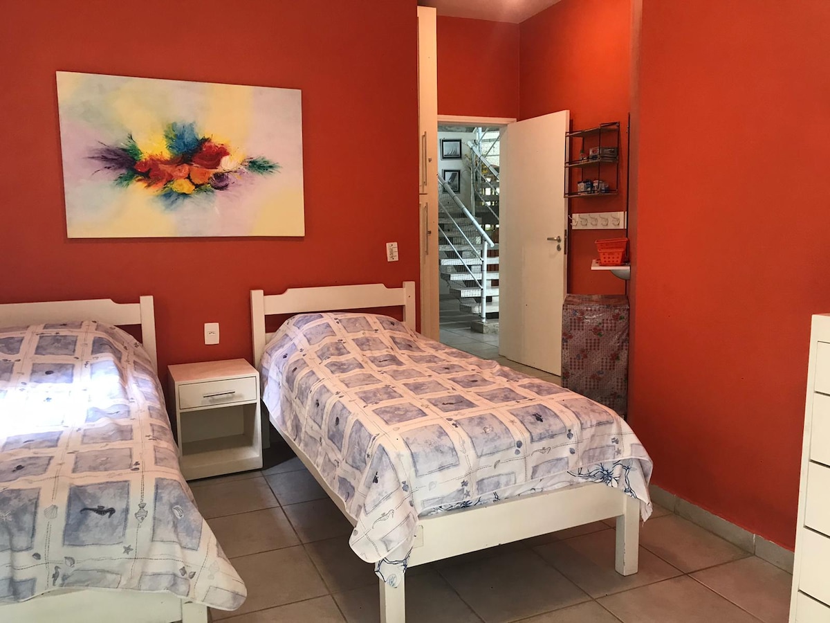 Პირველი სართულის ფლიგელი - ორი ერთადგილიანი საწოლით, ტელევიზორით, გაყოფილი საპირისპირო კონდიციონერით (ცხელი და ცივი)