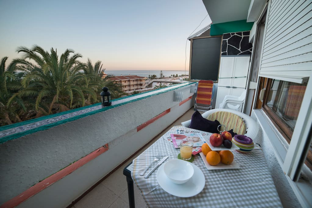 Desayuno y merienda con vista mar