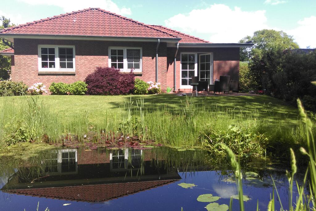 Haus mit Garten und Teich (der Teich wird im Frühjahr umzäunt, damit der Garten kindersicher ist).