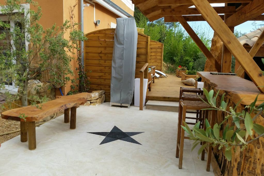 Terrasse et bar