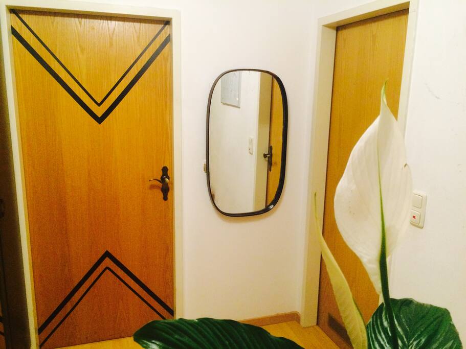 Eingang zum Studio und Badezimmer rechter Hand // Entrance to studio apartment in the foyer. Bathroom to the right