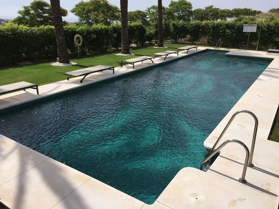 Piscine en face de notre appartement
