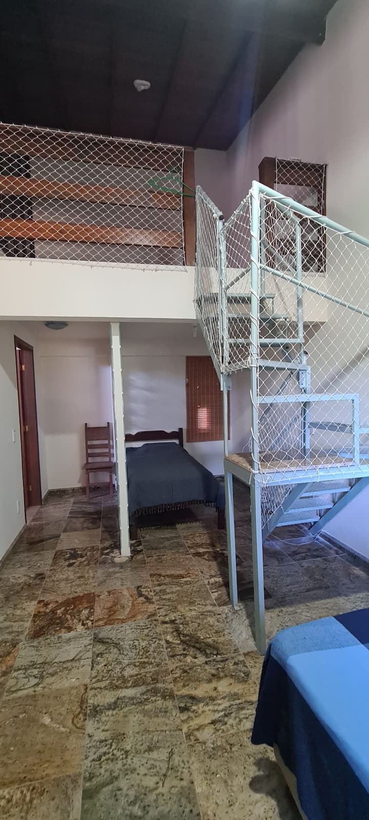 غرفة النوم 3 - سرير مزدوج واحد وسرير واحد مع مكيف هواء.