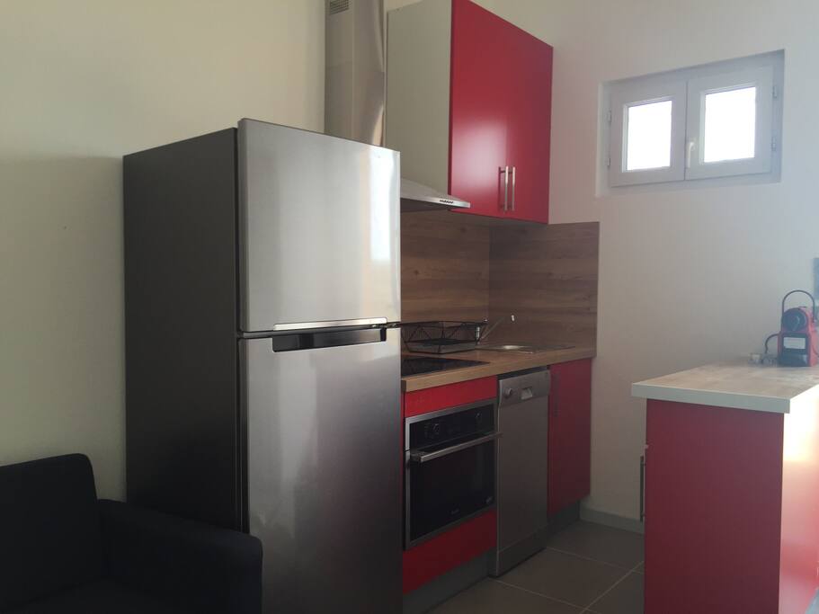 Cuisine ouverte, grand frigo /congélateur. Plaques induction, four tradi+micro-ondes, lave vaisselle. Cafetière Nespresso