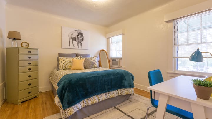 Slaapkamer heeft een queensize bed en is zeer comfortabel.