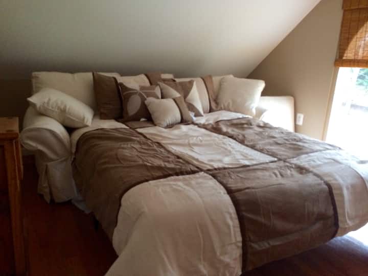 Кауч со брачен кревет (широк 150-179 см) во непосредна близина на гостинска соба со брачен кревет (
