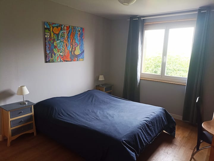 غرفة نوم ذات إطلالة وسرير كهربائي 2 × 80 سم ومكتب وخزانة ملابس 