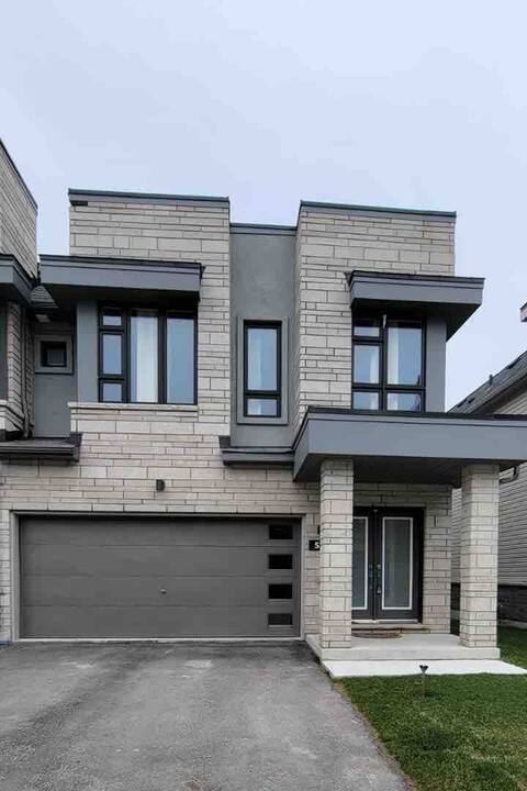 Waterfront 4 Bedroom Ideal for Long-term Stays