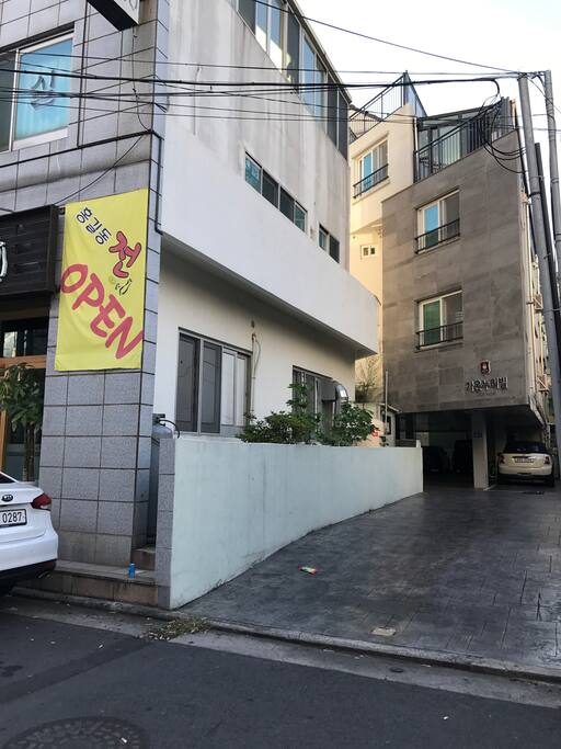 입구가 길에서들어간구조여서 옆상가사진 첨부드려요(상가1층CU여서 찾기쉬워요)