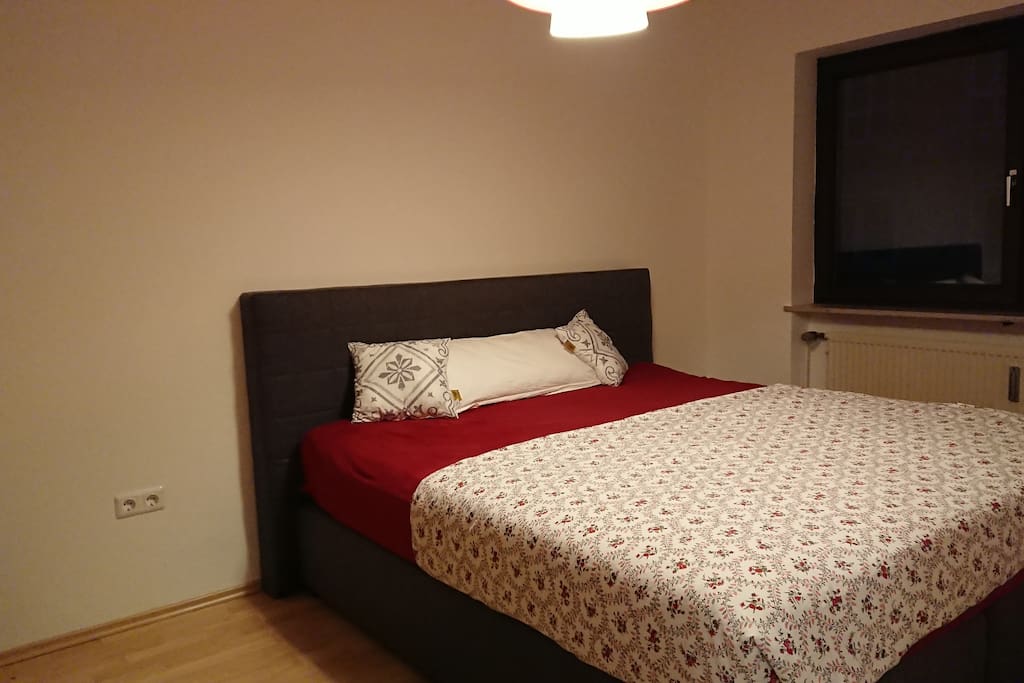 Schlafzimmer / Bedroom