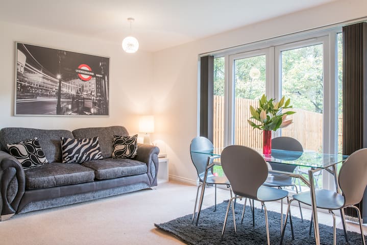 Modern 3 bedroom house in Alloa, with garden+drive