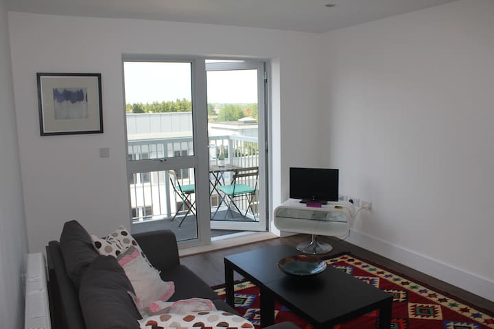 New quiet apartment center Guildford with parking