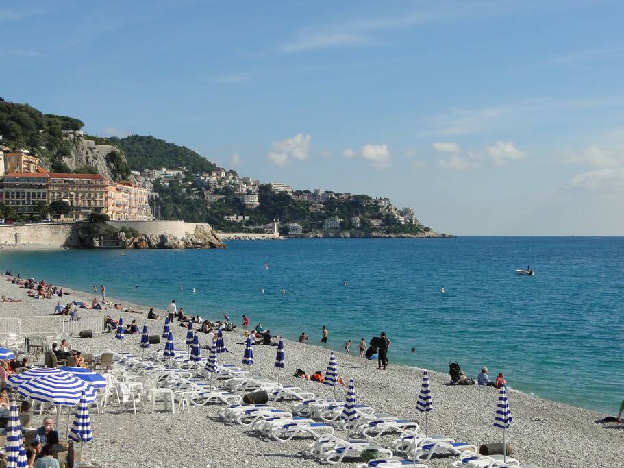Plage de galets sur la Promenade des
Anglais